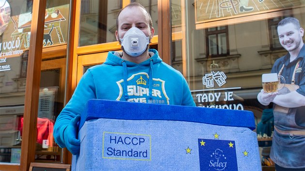 P�esto�e plze�sk� restaurace nab�zej� rozvoz hotov�ch j�del, mezi z�kazn�ky o slu�bu z�jem velk� nen�. Lid� by cht�li vyu��t nab�dku e-shop�, kdy jim obchody potraviny dovezou a� dom�. Ty ale objedn�vky nest�haj� odbavovat. (18. 3. 2020)