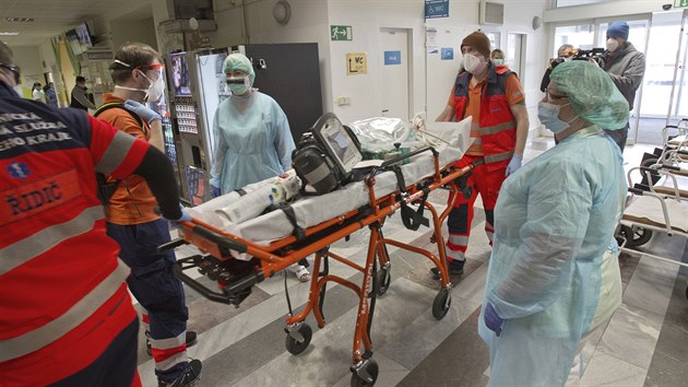 Pacienty, kteří jsou nakažení koronavirem, přijímá Fakultní nemocnice v Plzni na Borech. Podle hygieniků je v Plzeňském kraji nakaženo 24 lidí, čtyři z nich leží v nemocnici. (24. 3. 2020)