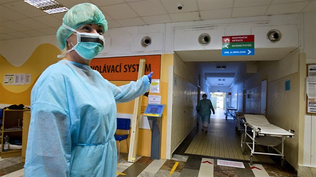 Pacienty, kte jsou nakaen koronavirem, pijm Fakultn nemocnice v Plzni na Borech. Podle hygienik je v Plzeskm kraji nakaeno 24 lid, tyi z nich le v nemocnici. (24. 3. 2020)