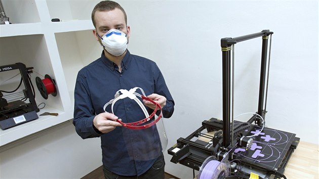 Obličejové ochranné štíty vyrábí Petr Lupáč na 3D tiskárně. Dostanou je zdravotníci. (27. 3. 2020)