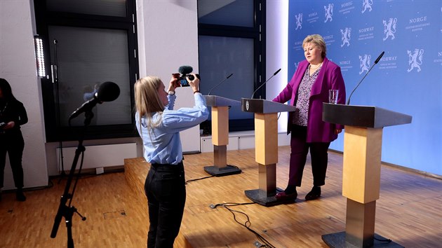 Norská předsedkyně vlády Erna Solbergová na tiskové konferenci určené dětem (16. března 2020)