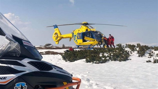 Posádka letecké záchranné služby Hradec Králové zachraňovala mladého skialpinistu ve Velké Studniční jámě v Krkonoších.  (28. března 2020).