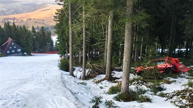 Neznm lovk v aut sjdl ernou sjezdovku U Zabitho ve skiarelu Klnovec, ale havaroval a skonil v lese (28. bezna 2020).