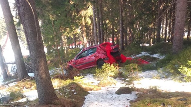 Neznm lovk v aut sjdl ernou sjezdovku U Zabitho ve skiarelu Klnovec, ale havaroval a skonil v lese (28. bezna 2020).