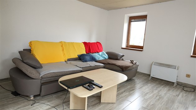 Obývací pokoj zůstane vzdušný a bez přebytečného nábytku, dočká se nové sedačky, ve výrobě je také rohová skříňka pod televizi.