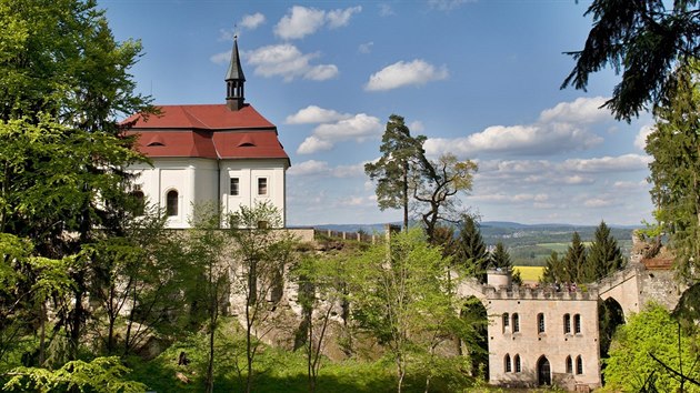 Hrad postavil v polovin 13. stolet na tech pskovcovch skalnch blocch rod Markvartic, pedci pn z Valdtejna.
