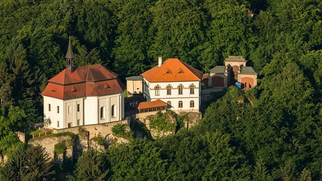 Hrad Valdštejn leží uprostřed Hruboskalského skalního města na Zlaté stezce Českého ráje.
