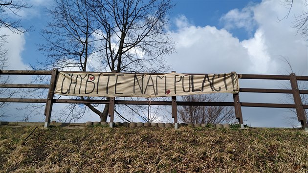 U Ol�e se u� d��ve objevily takov�to vzkazy.