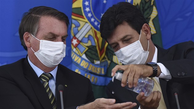 Brazilský prezident Jair Bolsonaro s ministrem zdravotnictví Luizem Henriquem Mandettou (18. března 2020)