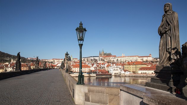 Ulice Prahy jsou kvli opatenm proti en nkazy koronavirem liduprzdn. (22. bezna 2020)