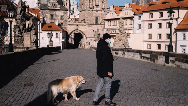 Ulice Prahy jsou kvli opatenm proti en nkazy koronavirem liduprzdn. (22. bezna 2020)