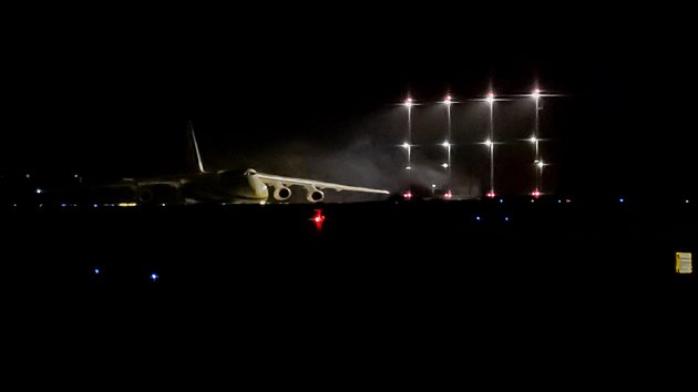 Na pardubickm letiti pistl v 23:30h letoun An-124 Ruslan se zdravotnickm materilem na ochranu proti koronaviru. Letadlo z ny dovezlo dva miliony respirtoru a pt milion rouek, kter budou rozdleny mezi kraje a nemocnice. (22. bezna 2020)