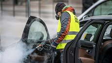 Stockholm. Řidič taxi dezinfikuje svůj vůz. (24. března 2020)