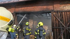 Osm jednotek hasi likvidovalo poár velké stodoly na Opavsku. (28. bezna...