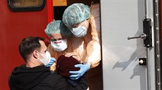 Zdravotníci v ochranných oblecích testují v Nemocnici Na Bulovce v Praze dítě...