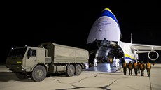 Letoun An-124 Ruslan na letišti v Pardubicích, kam z Číny přivezl další...
