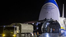 Letoun An-124 Ruslan na letiti v Pardubicích, kam z íny pivezl dalí...