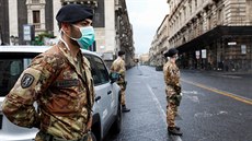Vojáci střeží ulice italské Katánie. (21. března 2020)