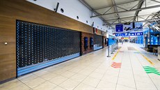 Letiště Václava Havla osiřelo. Restaurace mezi terminály, kde se jindy tísní...