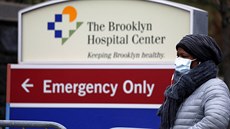 Lidé ekají ped nemocnicí v New Yorku na otestování na koronavirus. (21....