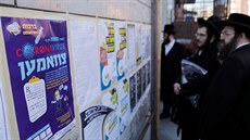 Židé v New Yorku si pročítají informace o koronaviru. (18. března 2020)