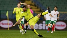 �eský obránce Ond�ej �el�stka se natahuje po balonu b�hem zápasu proti...