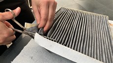 Výroba funkční roušky s vložkou z filtru do automobilové klimatizace