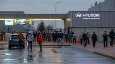 Pracovníci nošovické automobilky Hyundai po noční směně 21. března 2020 ráno...