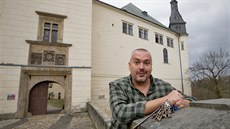 Kastelán Jií Holub ohromuje návtvníky výkladem o ivot posledních majitel...