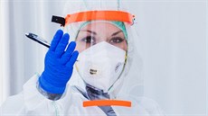 Zdravotnice v odb�rovém míst� biologických vzork� v areálu pra�ské Thomayerovy...