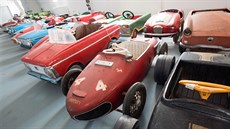 Unikátní sbírka 200 šlapacích autíček je k mání za tři miliony korun.