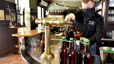 Výepní Rostislav Janko epuje pivo do plastové lahve ve Stopkov plzeské...