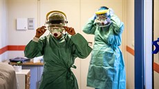Zdravotní sestry pipravují v budapeské nemocnici oddlení ureném pro...