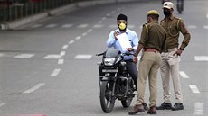 Policisté kontrolují v ulicích indického Dammú dodrování títýdenního zákazu...