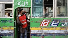 Mu dezinfikuje autobus na hlavním nádraí v bangladéské Dháce. (18. bezna...