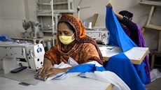 Dobrovolnice z nadace Bidyananda ijí v Dháce obleky pro bangladéské...