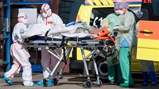 Nmetí zdravotníci piváejí do nemocnice Helios v Lipsku pacienta nakaeného...