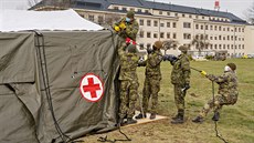 Vojáci v praské Ústední vojenské nemocnici roziují zázemí odbrového místa...