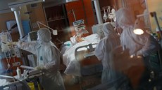 Zdravotníci v ochranných od�vech se starají o pacienta naka�eného koronavirem....