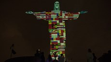 Socha Jeíe Krista v Rio de Janeiru s vlajkami zemí zasaených koronavirem...