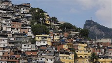 Favela v Rio de Janeiru. V brazilských slumech zvlát hrozí rychlé íení...