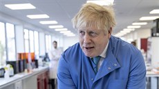 Britský premiér Boris Johnson si umývá ruce. (6. bezna 2020)