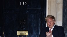 Britský premiér Boris Johnson tleská zdravotníkm za jejich boj s nákazou...