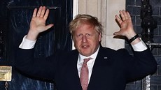 Britský premiér Boris Johnson tleská zdravotníkm za jejich úsilí v boji s...