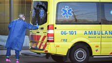 Nizozemská sanitka odjíždí s pacientem nakaženým koronavirem. (25. března 2020) | na serveru Lidovky.cz | aktuální zprávy