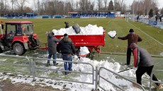 Poadatelé odklízejí sníh ped zápasem bloruské ligy mezi Slutskem a Slavií...