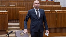 Noví poslanci ve slovenském parlamentu kvli koronaviru skládali slib s...