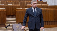 Noví poslanci ve slovenském parlamentu kvůli koronaviru skládali slib s...