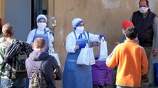 Jeptiky z charity Matky Terezy rozdávají jídlo lidem v ím. (20. bezna 2020)