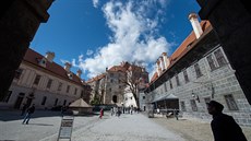 Nádvoří českokrumlovského zámku jsou běžně plná turistů. Teď jsou poloprázdná.